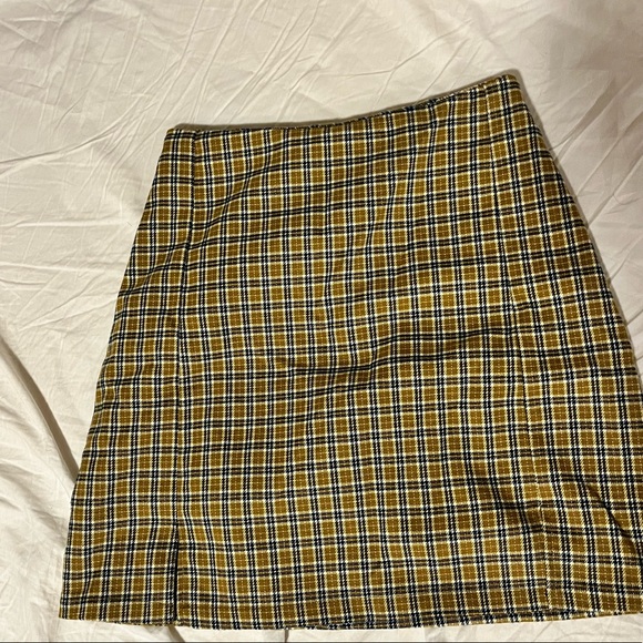 Brandy Melville Cara Skirt - Picture 2 of 3